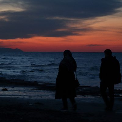해질 무렵 해변을 나란히, 그러나 떨어져 걷는 연인의 실루엣