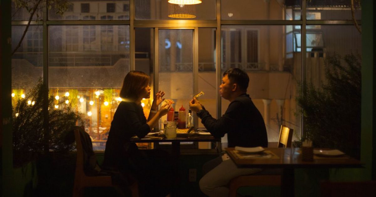 마주 앉아 대화하는 두 사람의 흐릿한 실루엣