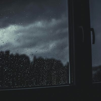 금이 간 유리창 너머로 흐릿하게 보이는 불빛